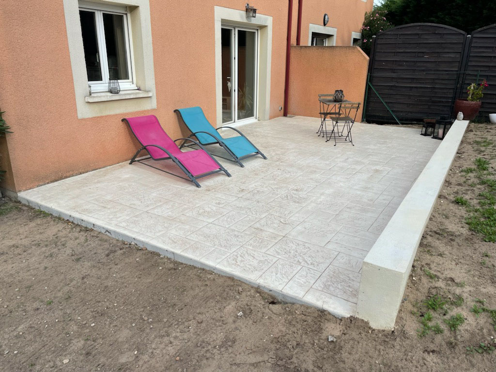 Pose de béton décoratif réalisée par Béton Concept Déco à Bordeaux