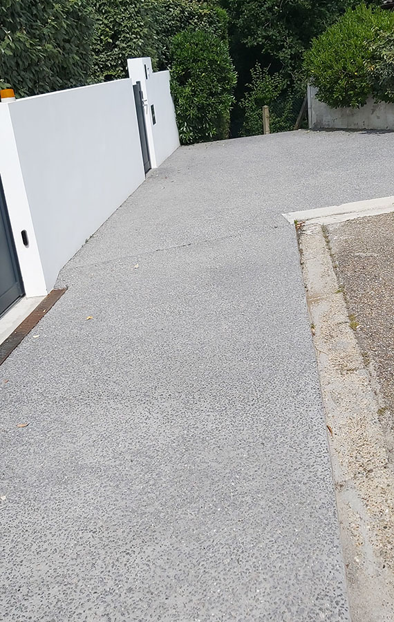 Pose de béton décoratif réalisée par Béton Concept Déco à Bordeaux