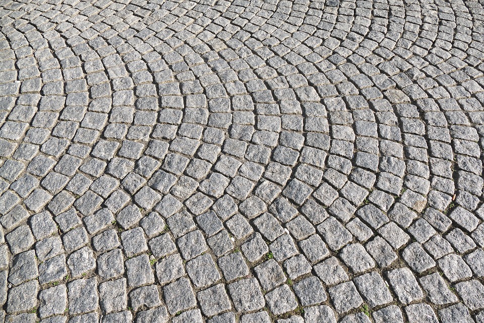 Pose de pavés réalisée par Béton Concept Déco à Bordeaux
